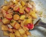 Foto langkah ke 3 dari resep Tumis Kentang dan Sosis | Menu 2 Bahan.