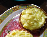 Foto langkah ke 3 dari resep Burger Telur Simpel 🥚🥬🥒🍅.