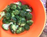 Foto langkah ke 1 dari resep Brokoli Baso Saus Tiram.
