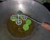 Foto langkah ke 4 dari resep Kembang goyang sagu,.