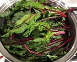 Foto del paso 1 de la receta: Ensalada de hojas de betarraga al vapor