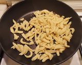 Une image de l'étape 4 de Spaetzles à la Carbonara.