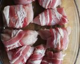 Baconbe tekert, zöldfűszeres, sajtszószos csirkemell recept fázis 2 fotója