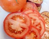 Foto del paso 3 de la receta: Carpaccio de tomate con cebolla morada encurtida