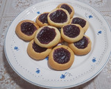 Foto del paso 8 de la receta: 🍪 Galletas con mermelada de arándanos y frambuesas ❤️💜