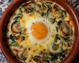 Foto del paso 5 de la receta: Cazuelita Gratinada de Espinaca, Champiñones y Queso con Huevo al Horno 🥚🧀🍄