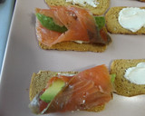 Foto del paso 2 de la receta: Salmón escocés ahumado en pan tostado