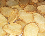 Foto del paso 2 de la receta: Chorizos con guarniciones: papas fritas y ensalada fresca!