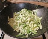Foto del passaggio 1 della ricetta Spaghetti di riso con gamberetti, salmone e verdurine croccanti