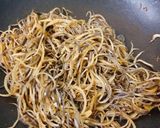 Hình bước làm 4 của món Cá vụn xào bắp chuối