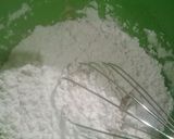 Foto langkah ke 2 dari resep Bolu Karamel Putih Telur.