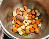 Foto del paso 1 de la receta: Lentejas estofadas con boniato y cebolla morada