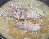 Foto del paso 3 de la receta: Rollos de carne rellenos con salsa de cebolla y vino