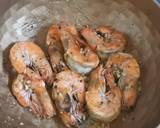 รูปขั้นตอนการทำที่ 3 ของ กุ้งผัดเนยกระเทียม เมนูร้านอาหาร ที่ทำกินเองได้ง่าย ๆ ที่บ้าน