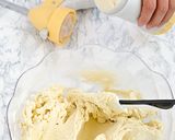 Foto del passaggio 2 della ricetta Biscotti con la spara biscotti: tutti con un solo impasto!