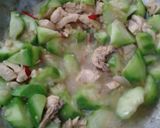 Foto langkah ke 2 dari resep Tumis oyong mie saus tiram.