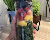 Foto langkah ke 2 dari resep Healthy Juice: Kale, Nanas, Lemon, Strawberry, Blackberry.