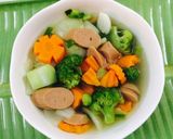 Hình bước làm 4 của món Canh xúc xích gà, lơ xanh