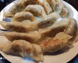 A picture of step 6 of Pan fried Chinese dumpling 锅贴.