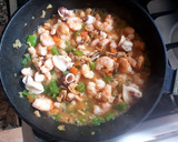 Foto del paso 5 de la receta: Mariscos salteados con morrón y arroz sabroso. #delantaldorado