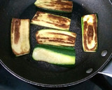 Foto del paso 1 de la receta: Calabacín a la plancha con rulo de cabra y cebolla caramelizada