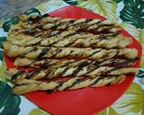 Foto langkah ke 6 dari resep Choco Cheese Puff Pastry Twists.