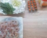 Foto del paso 5 de la receta: Pizza de gambas, ajetes y albahaca