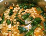 Foto del paso 3 de la receta: Garbanzos con espinacas y bacalao