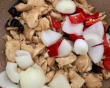 Foto langkah ke 3 dari resep Gai Phad Nam Mon Hoi (Chicken Oyster Sauce).