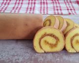 Foto langkah ke 4 dari resep Roll Cake isi selai nenas.