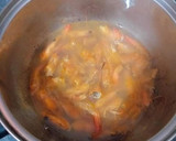 Foto del paso 4 de la receta: Pimiento rojo asado relleno de gambas con crema de gambas