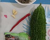 青苦瓜炒小魚干(簡單料理)的食譜步驟1照片