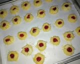 Foto langkah ke 5 dari resep Thumbprint Strawberry Cookies 🍓.