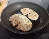 Foto del paso 5 de la receta: 289. Filetes de pavo a la plancha