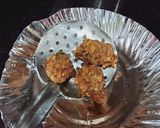 A picture of step 5 of Green Moong dal pakoda.