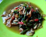 Foto langkah ke 4 dari resep Tumis kangkung saus tiram.