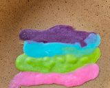 Foto langkah ke 3 dari resep Dadar gulung pelangi.