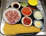 รูปขั้นตอนการทำที่ 1 ของ One Pan Meat Sauce Pasta (สูตรเนื้อหมู)
