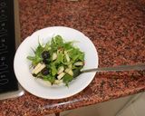 Foto del paso 13 de la receta: Filete de Lubina a la plancha, con salsa de limón, lima y miel, acompañado de ensalada de rúcula, manzana roja y aceitunas negras