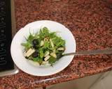 Foto del paso 13 de la receta: Filete de Lubina a la plancha, con salsa de limón, lima y miel, acompañado de ensalada de rúcula, manzana roja y aceitunas negras