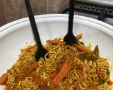 صورة لخطوة 3 من وصفة اندومي بالخضار🥕🫑