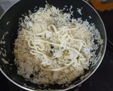 Foto langkah ke 3 dari resep Nasi goreng bawang keju sayur beku.