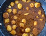 A picture of step 5 of Dum aloo (baby potato curry).
