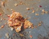 A picture of step 1 of Lehsan ki simple chutney.