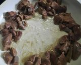 Foto del paso 2 de la receta: Hígado encebollado sobre puré