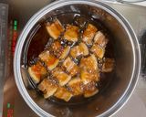 Hình bước làm 4 của món Thịt ba chỉ kho sốt kiểu Nhật