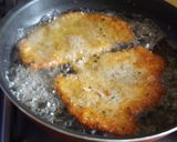 Foto del paso 1 de la receta: Milanesas de pollo con jamón, queso y huevo con puntilla a la plancha