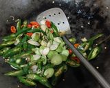 Foto langkah ke 2 dari resep Tumis Cumi Asin Cabe Ijo Pete.