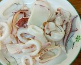 Foto langkah ke 2 dari resep Cumi tumis paprika hijau.