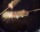 Foto langkah ke 4 dari resep Sosis gulung unik, jajanan ala street food.